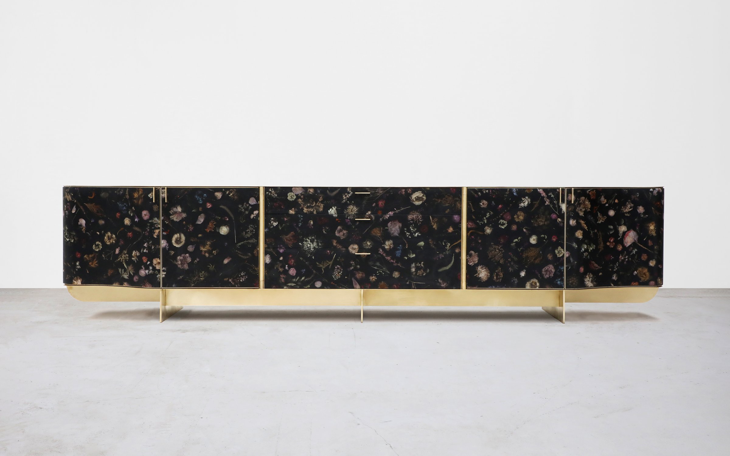 Flora_Credenza_365_Brass_by_Marcin_Rusak_Studio_01.jpg
