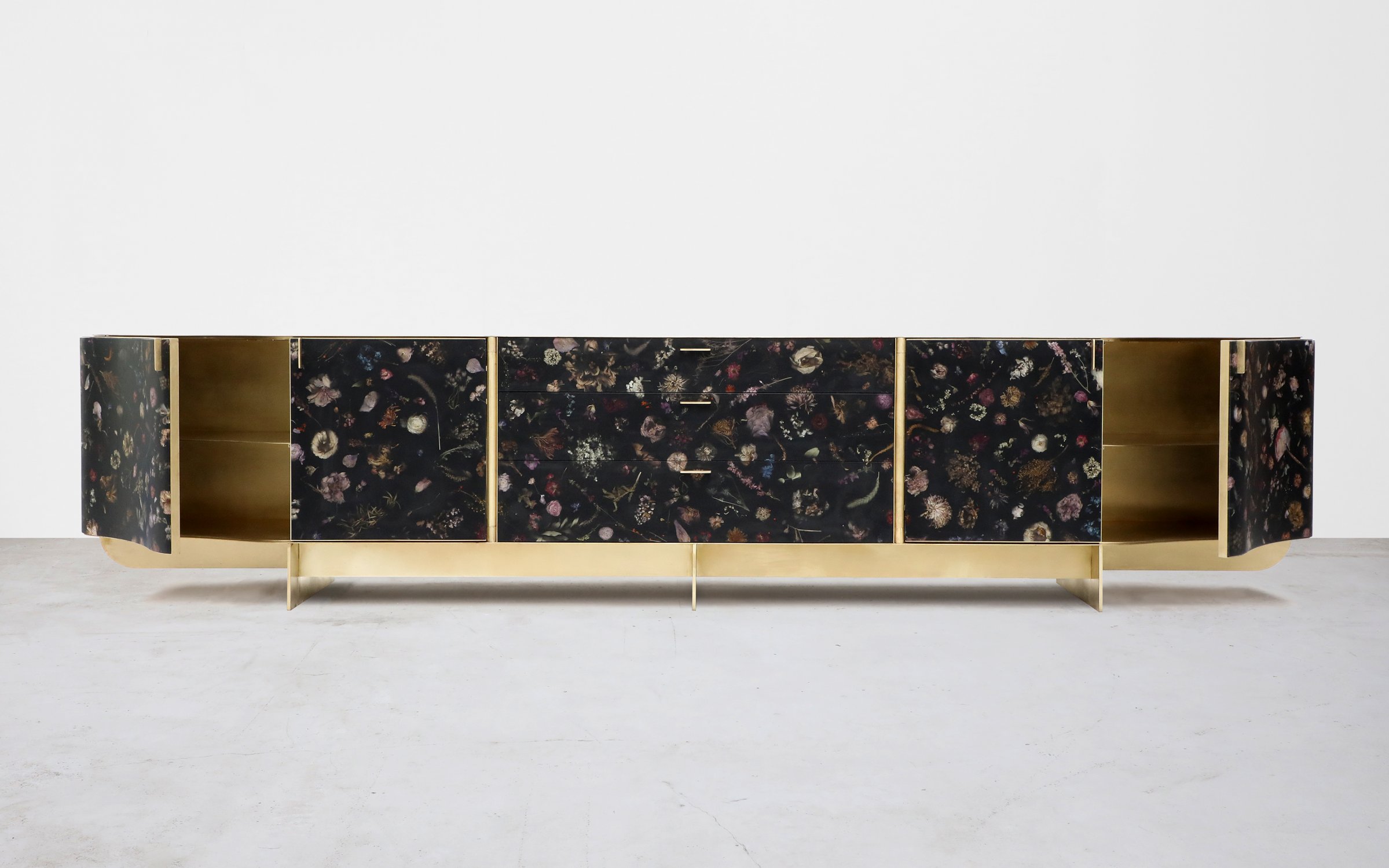 Flora_Credenza_365_Brass_by_Marcin_Rusak_Studio_03.jpg