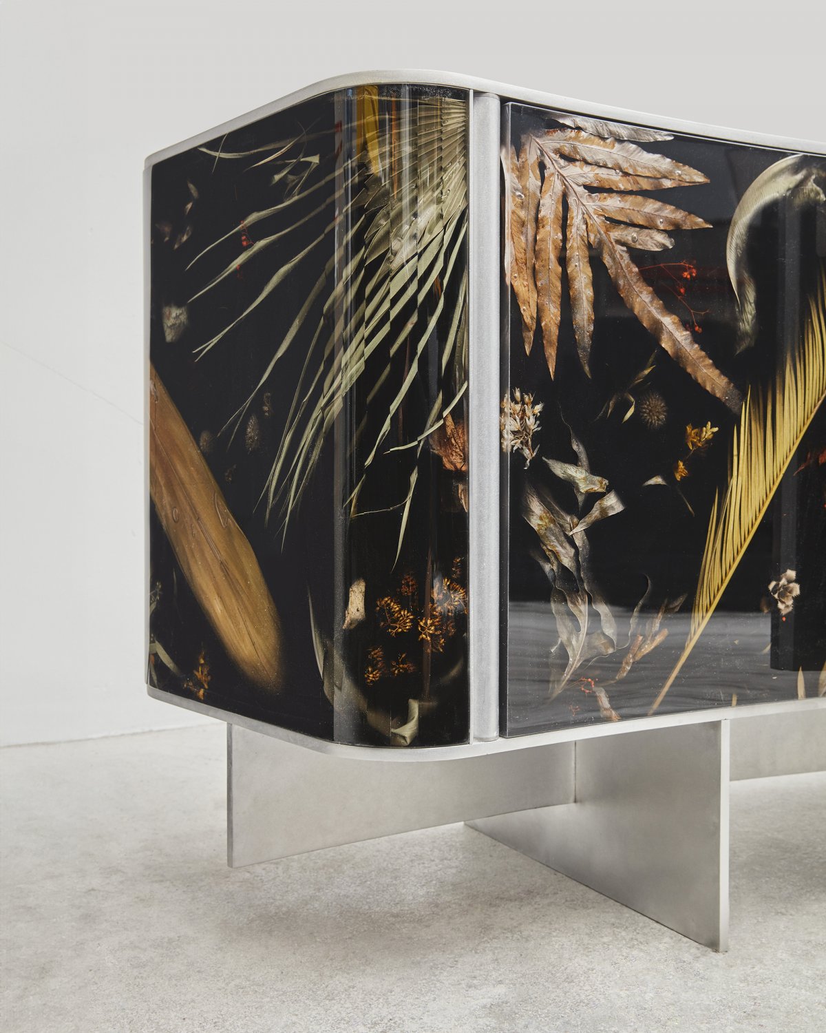 Flora_Curved_Credenza_295_by_Marcin_Rusak_Studio_03.jpg
