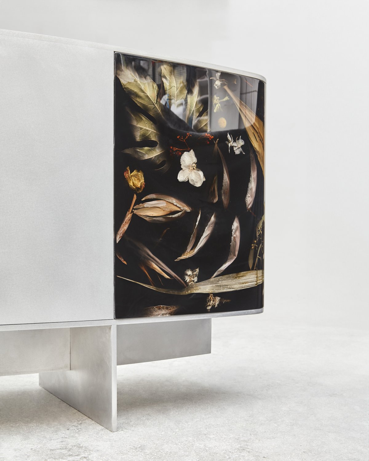 Flora_Curved_Credenza_295_by_Marcin_Rusak_Studio_05.jpg