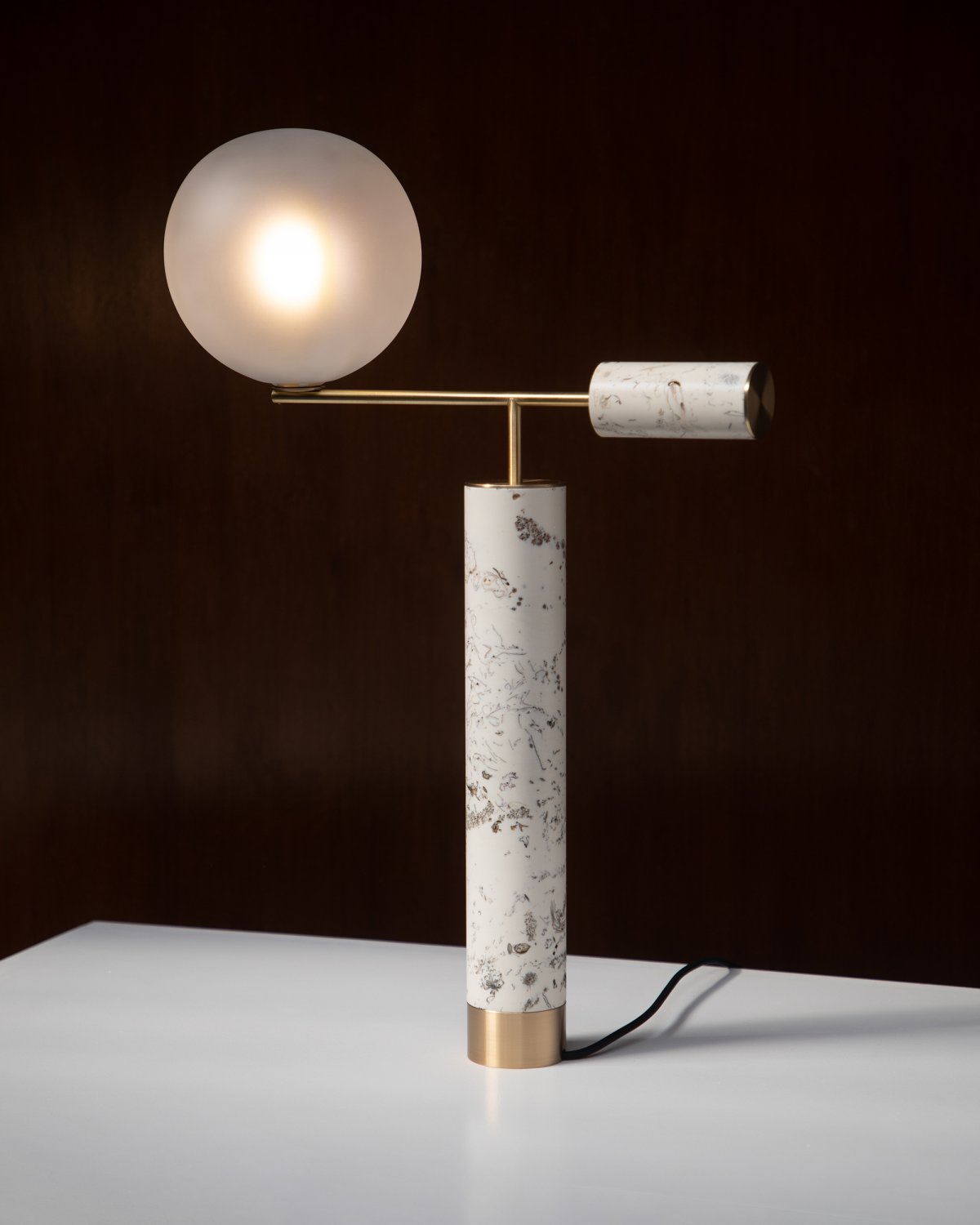 Flora_Lamp_White_01_by_Marcin_Rusak_Studio_02.jpg
