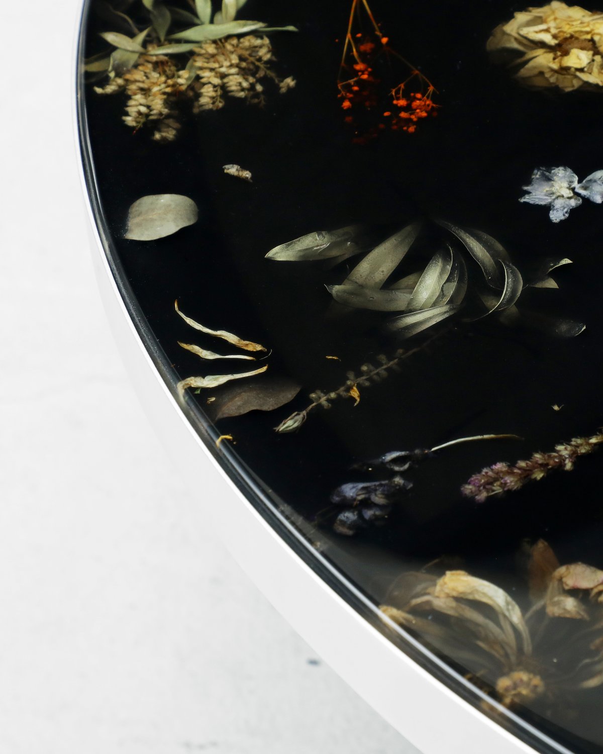 Flora_Table_120_Cast_Aluminium_by_Marcin_Rusak_Studio_03.jpg