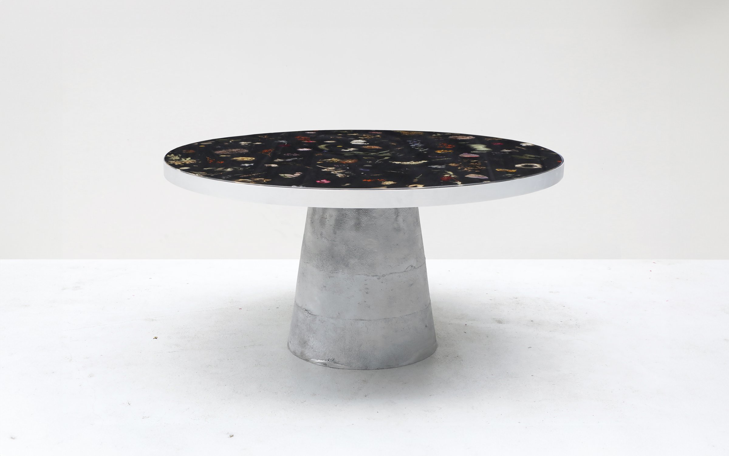 Flora_Table_120_Cast_Aluminium_by_Marcin_Rusak_Studio_05.jpg