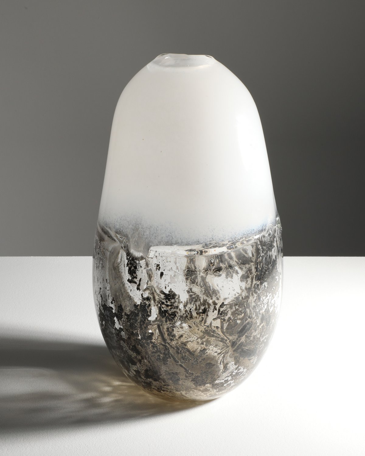 Flower_Infused_Glass_Vessel_01_by_Marcin_Rusak_Studio_02.jpg