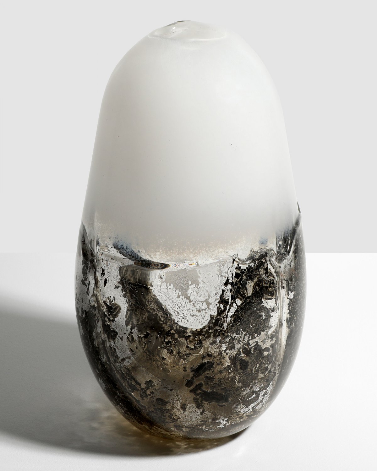 Flower_Infused_Glass_Vessel_01_by_Marcin_Rusak_Studio_03.jpg
