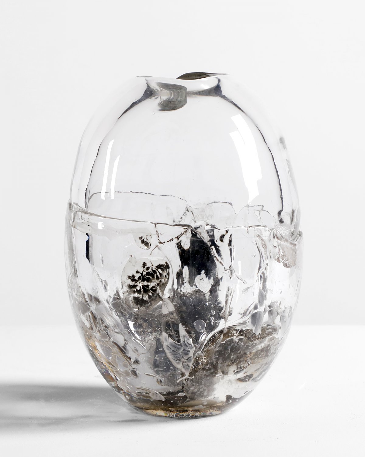 Flower_Infused_Glass_Vessel_02_by_Marcin_Rusak_Studio_02.jpg