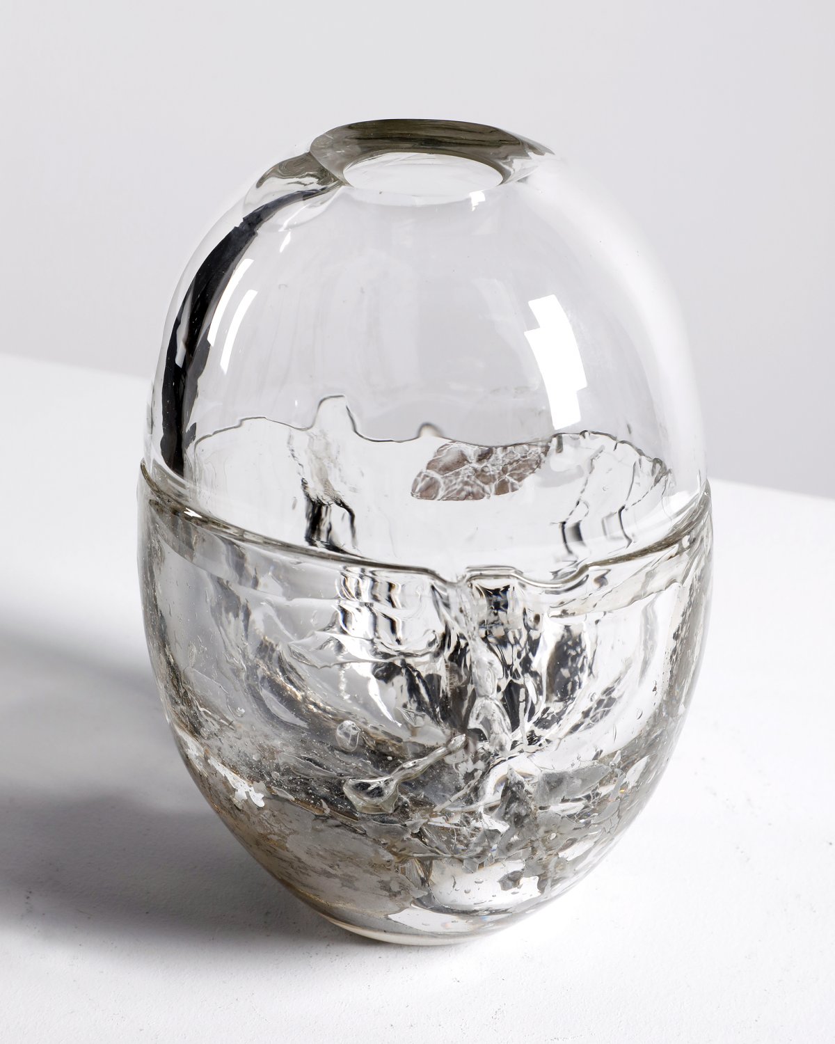 Flower_Infused_Glass_Vessel_02_by_Marcin_Rusak_Studio_03.jpg