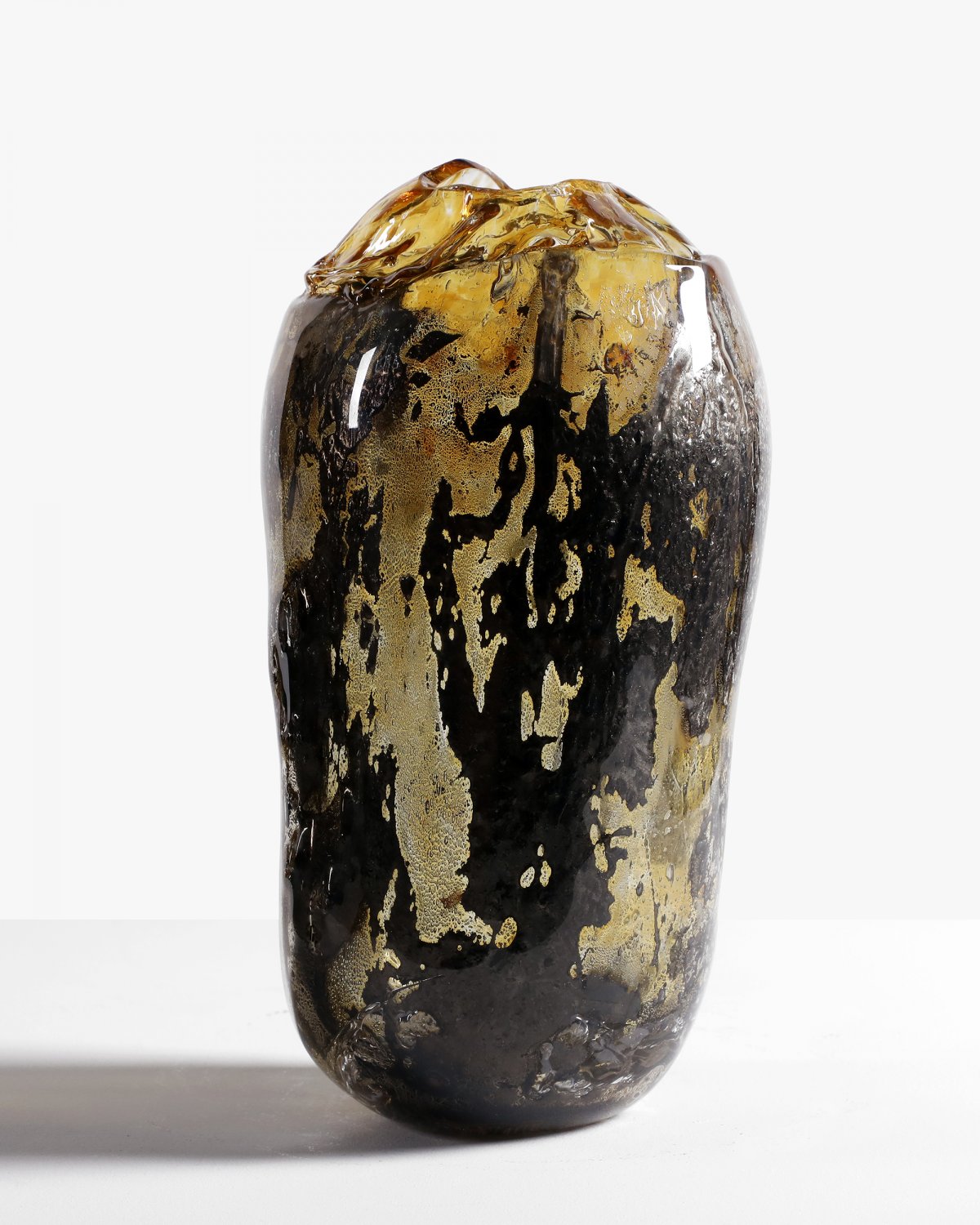 Flower_Infused_Glass_Vessel_03_by_Marcin_Rusak_Studio_02.jpg