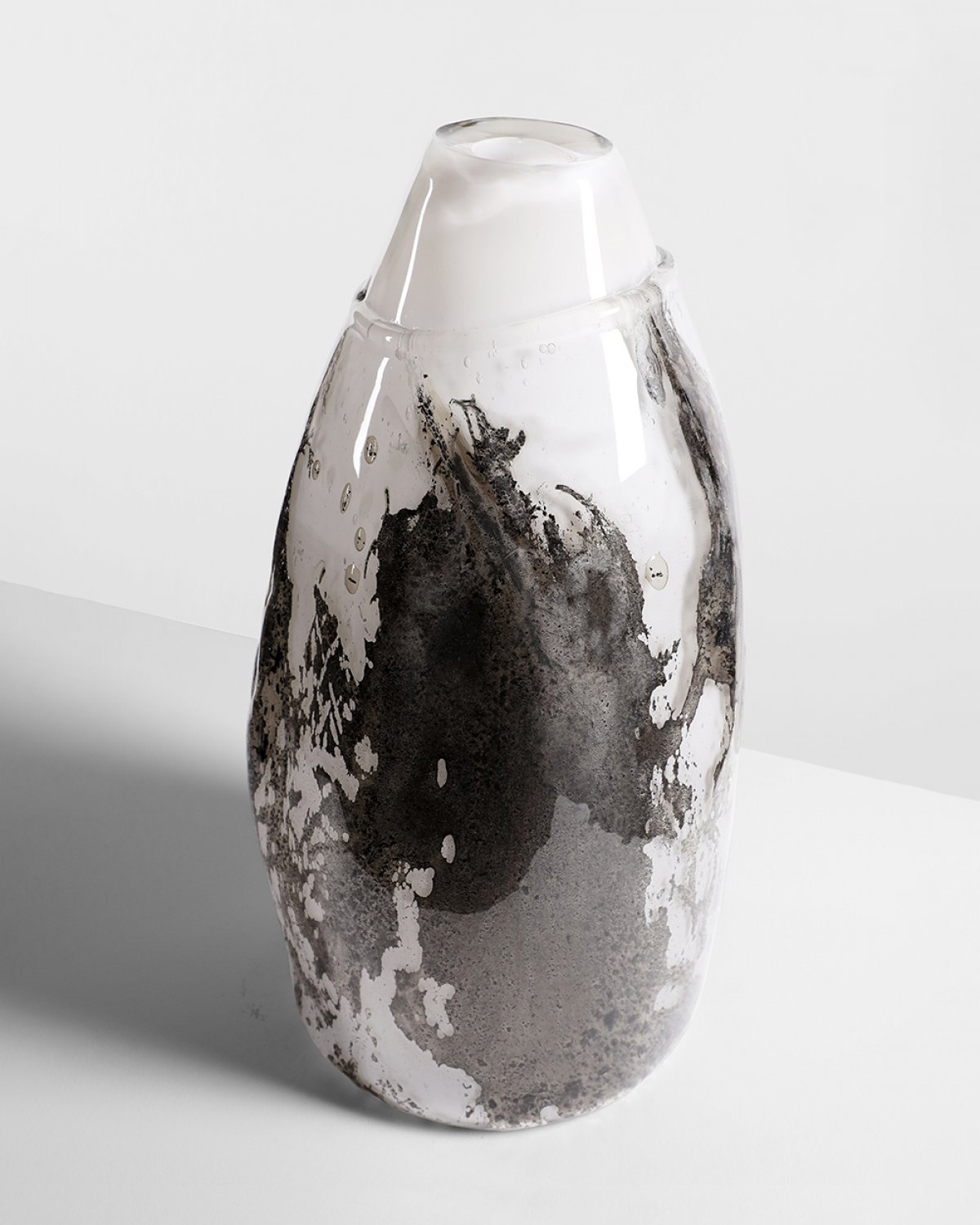 Flower_Infused_Glass_Vessel_04_by_Marcin_Rusak_Studio_03.jpg