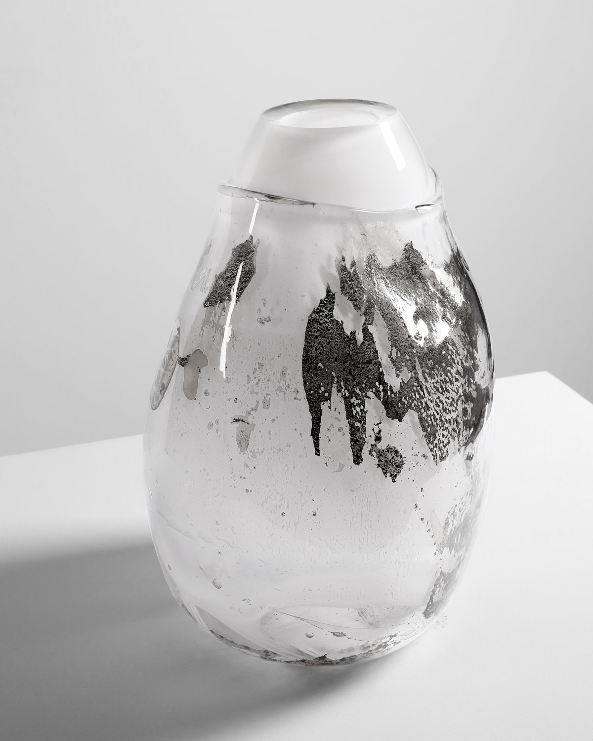 Flower_Infused_Glass_Vessel_05_by_Marcin_Rusak_Studio_03.jpg