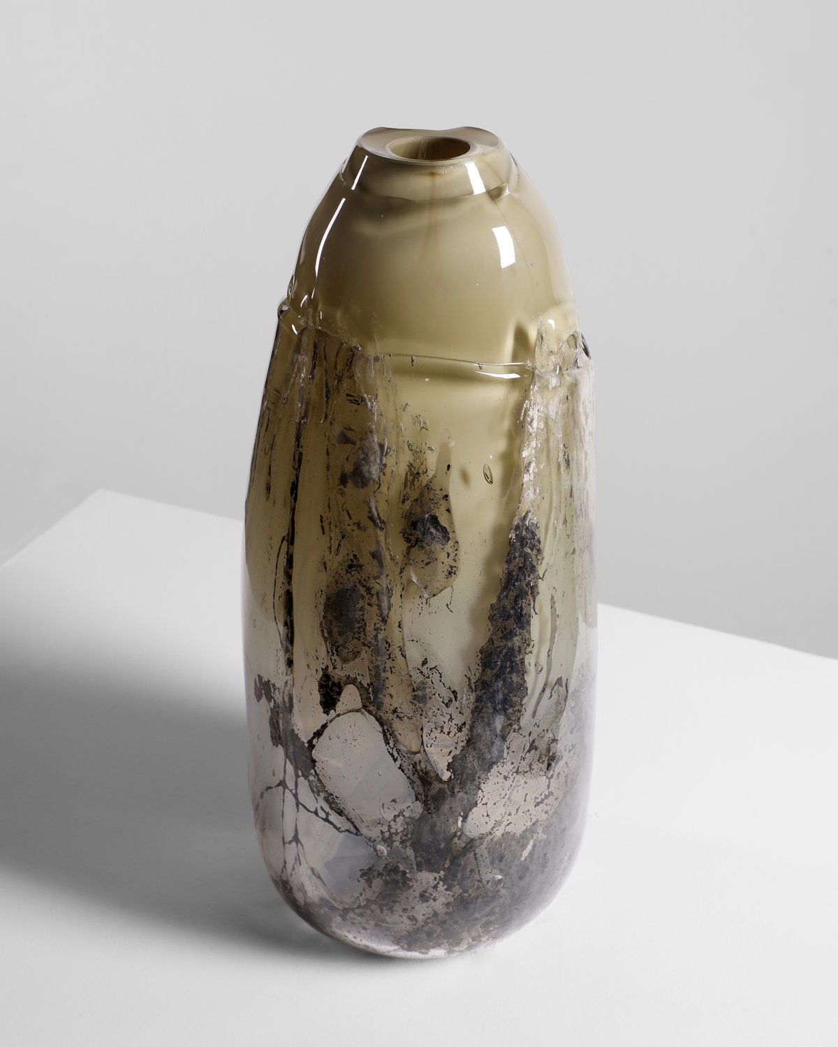 Flower_Infused_Glass_Vessel_06_by_Marcin_Rusak_Studio_02.jpg