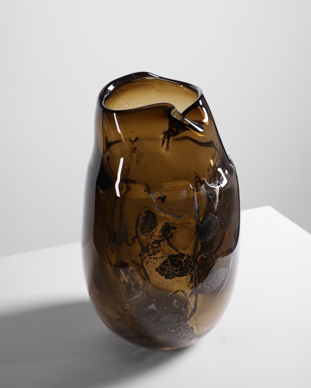 Flower_Infused_Glass_Vessel_07_by_Marcin_Rusak_Studio_02.jpg