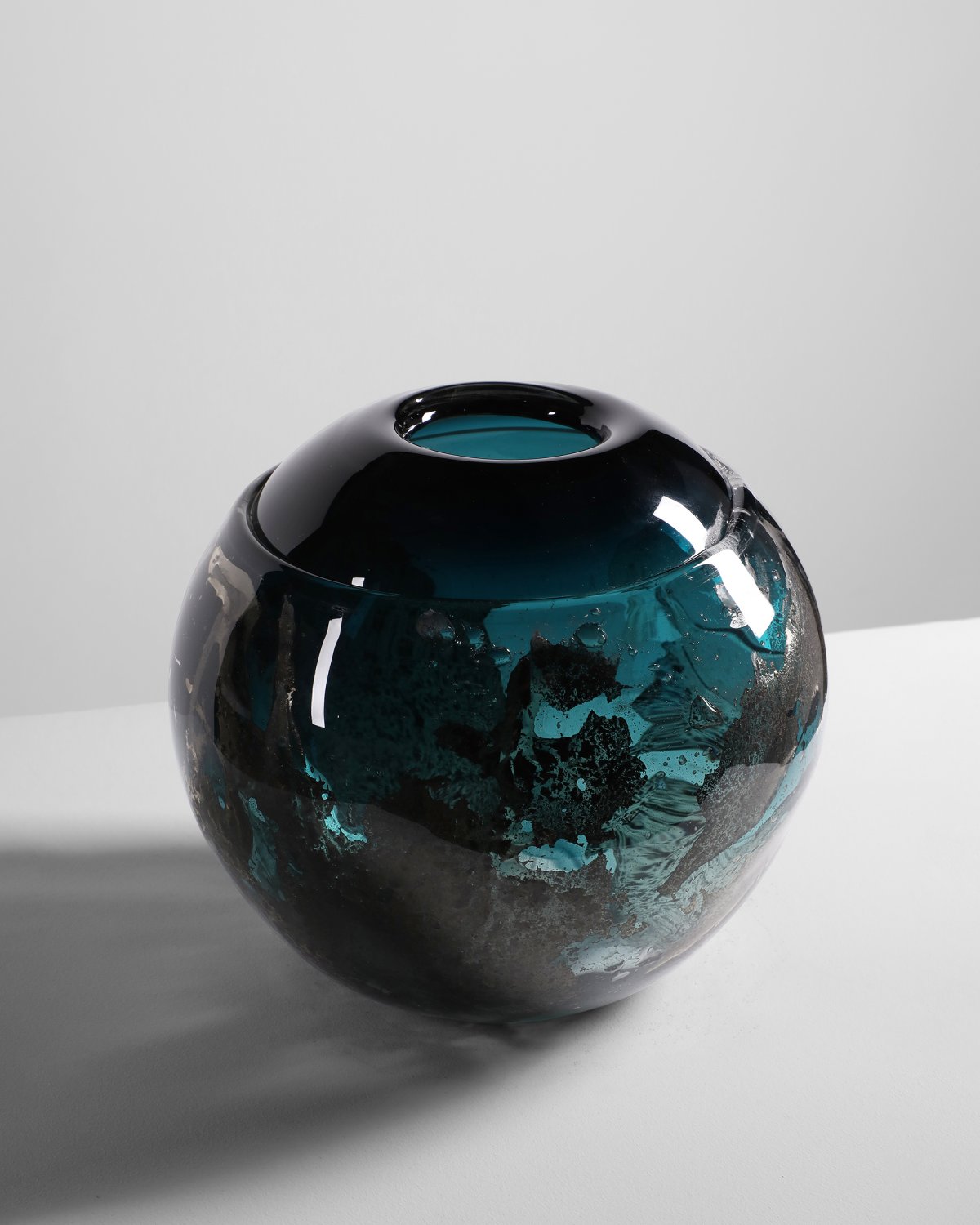 Flower_Infused_Glass_Vessel_08_by_Marcin_Rusak_Studio_02.jpg