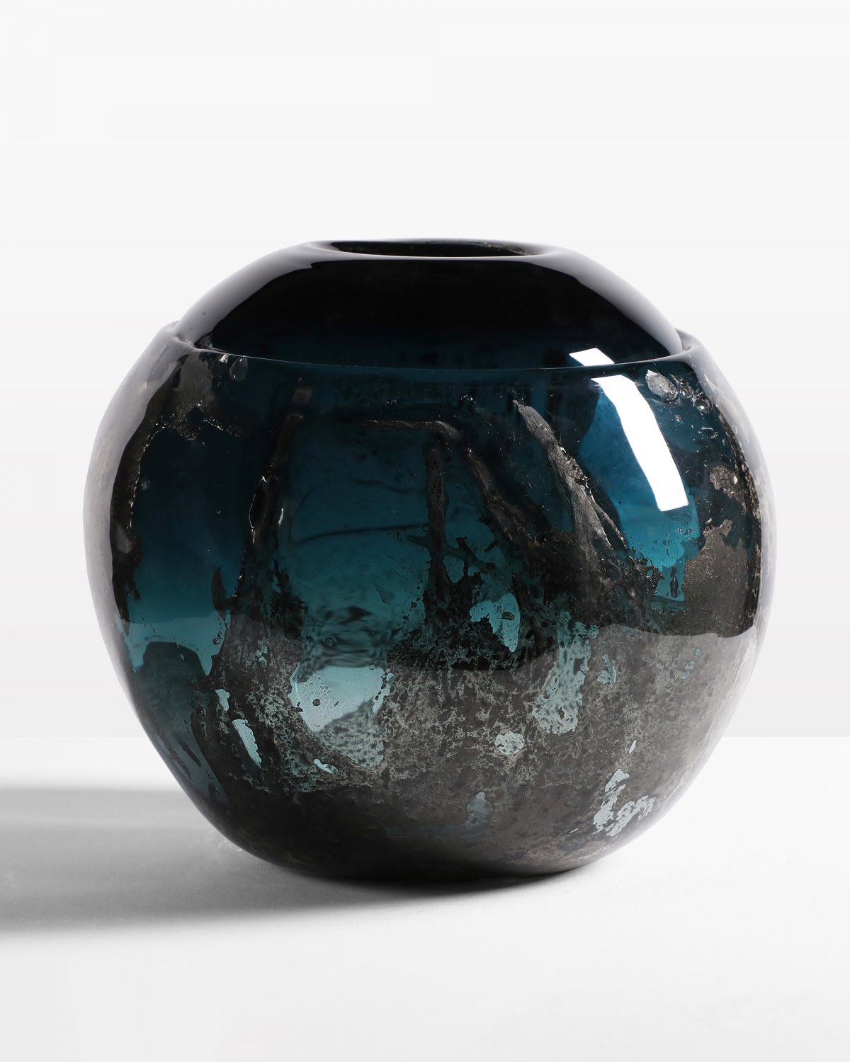 Flower_Infused_Glass_Vessel_08_by_Marcin_Rusak_Studio_03.jpg