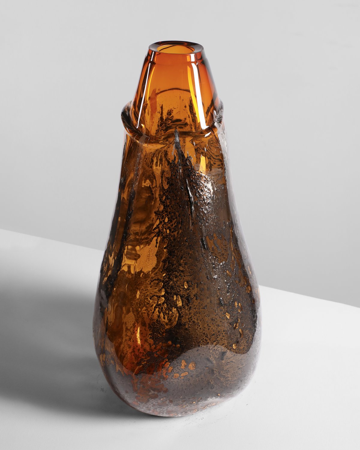 Flower_Infused_Glass_Vessel_09_by_Marcin_Rusak_Studio_02.jpg
