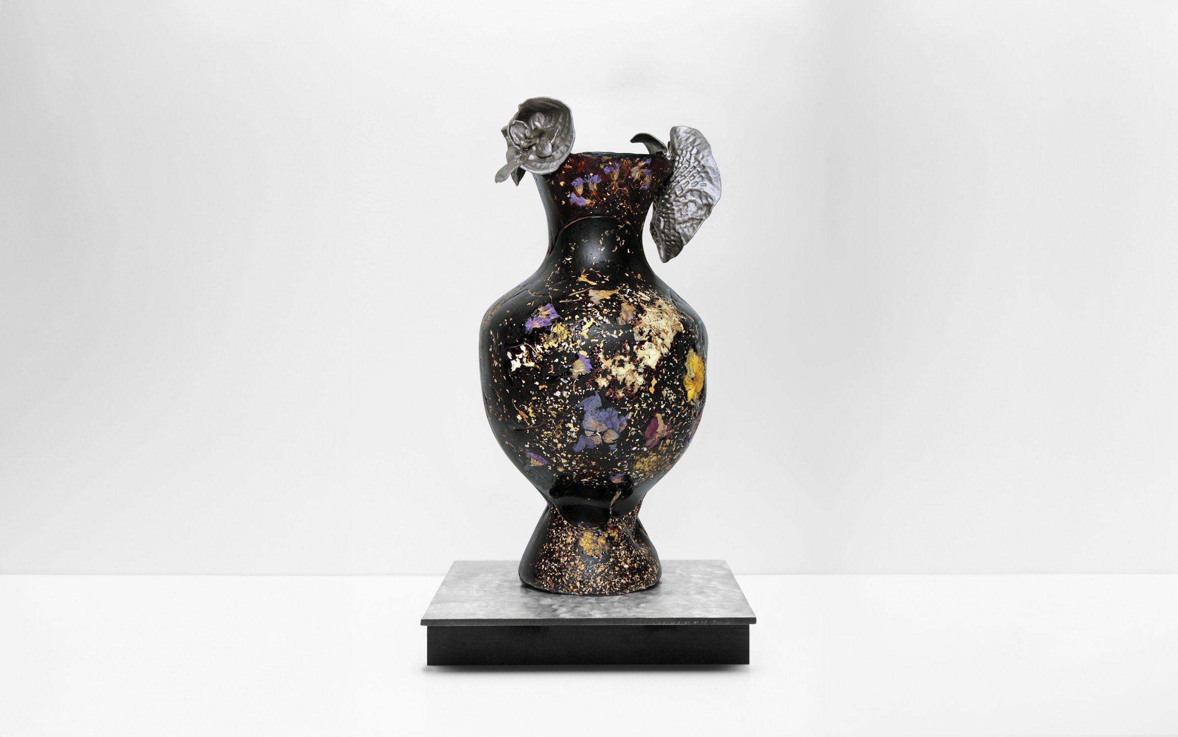 Perishable_Vase_III_by_Marcin_Rusak_Studio_02.jpg