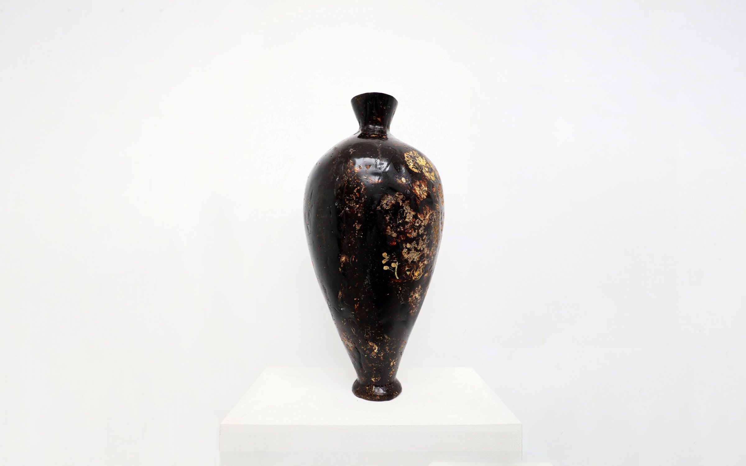 Perishable_Vase_IV_by_Marcin_Rusak_Studio_05.jpg